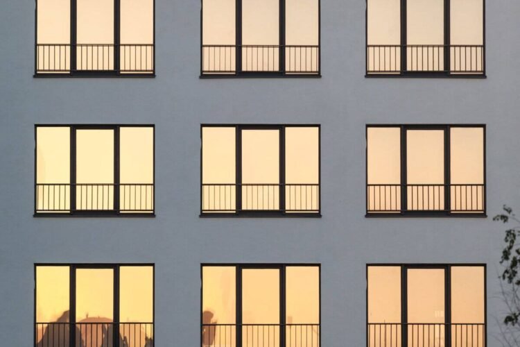 Незаконный балкон может обойтись владельцу в 5 тысяч злотых. Что важно знать покупателям квартир в Польше